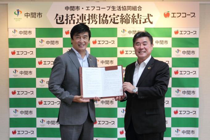協定書に署名した福田市長と堤新吾理事長（右）の画像2