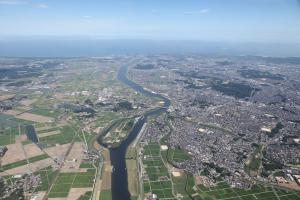 中間市遠景と中央を流れる遠賀川