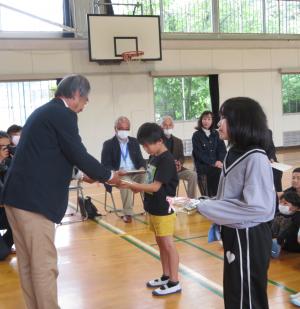 人権擁護委員さんよりひまわりの種贈呈