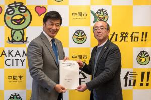 答申書を手渡す内田委員長(左)と福田市長(右)