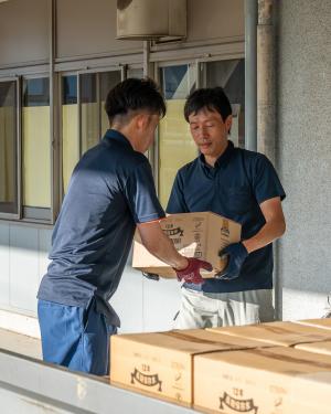 備蓄品トラック積み込み１