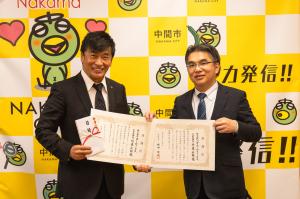 記念撮影する福田市長と竹森代表取締役
