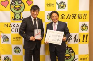 記念撮影する福田市長と徳永代表取締役