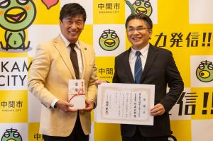 記念撮影する福田市長と竹森代表取締役
