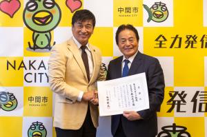 記念撮影する福田市長と徳永代表取締役